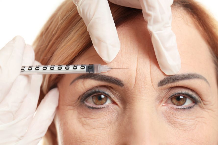 Botox-Behandlung an einer älteren Frau Θεραπεία με Botox σε μια ηλικιωμένη γυναίκα