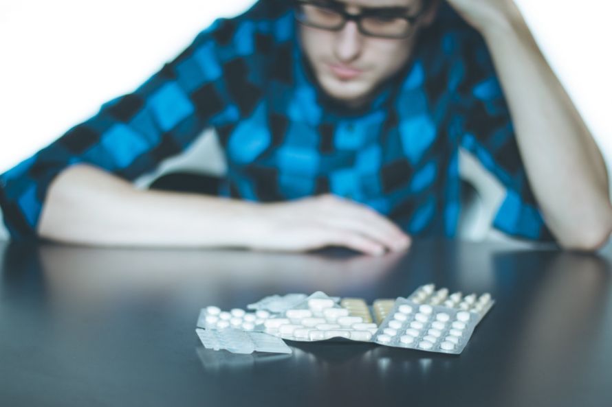 Depressiver Mann mit Tabletten Depressiver Mann mit Tabletten