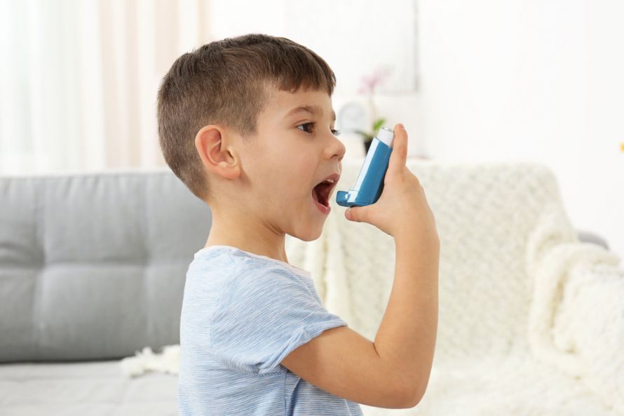 Asthmatisches Kind mit Inhalator Παιδί με άσθμα και εισπνευστήρα