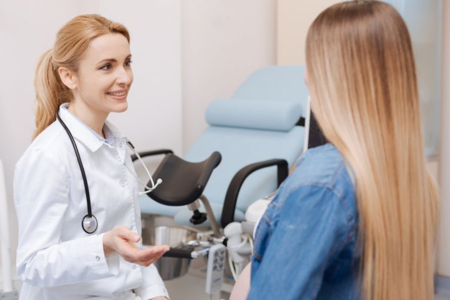 Frauenärztin und Patientin in der Gynäkologie Frauenärztin und Patientin in der Gynäkologie