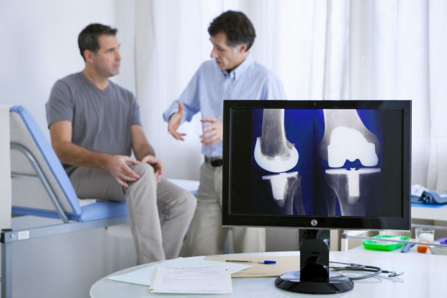 A patient talks to a doctor about a knee replacement