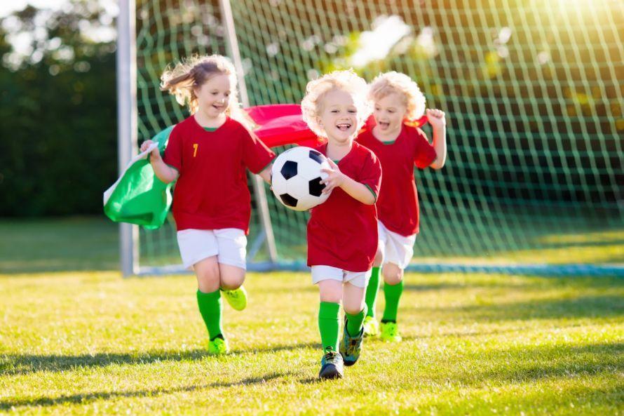 Kinder beim Fußball Children Playing Soccer