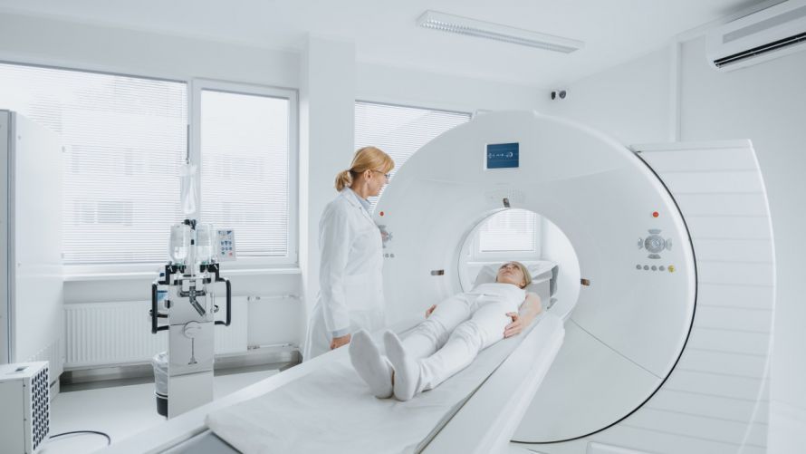 Frau vor einem CT-Gerät