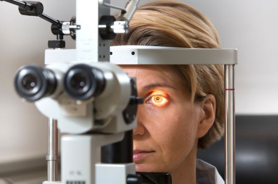 Spaltlampenuntersuchung bei einer Frau Slit-lamp examination of a woman