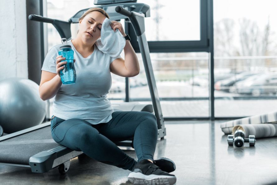 Dickere Frau macht Pause beim Sport Dickere Frau macht Pause beim Sport