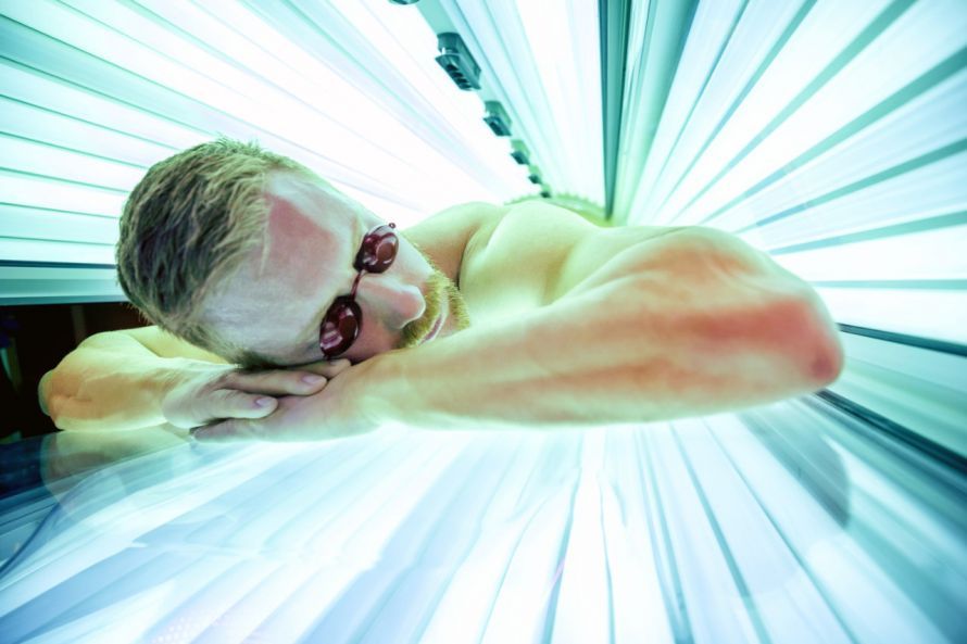 Mann in Solarium Άνδρας στο σολάριουμ