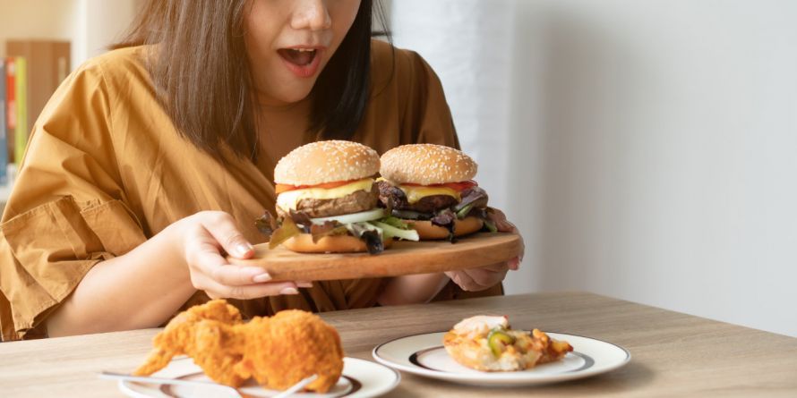 Frau isst Hamburger