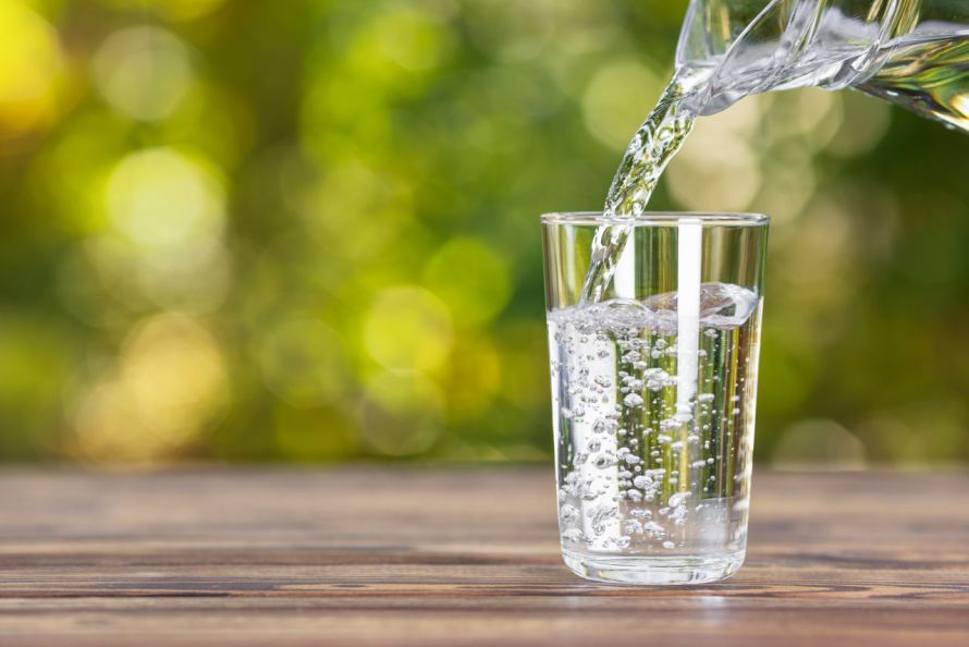 Glas Wasser Ένα ποτήρι νερό