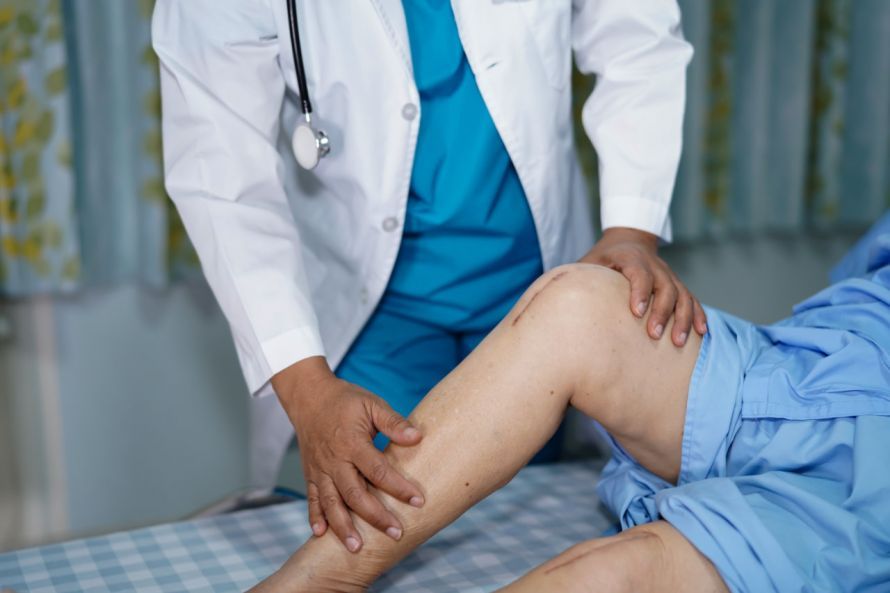 Patientin nach Knieprothesen-OP Ασθενής μετά από χειρουργική επέμβαση αρθροπλαστικής γόνατος