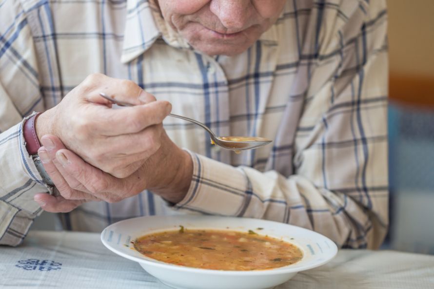 Zitternde Hände beim Essen Τρέμουν τα χέρια μου όταν τρώω