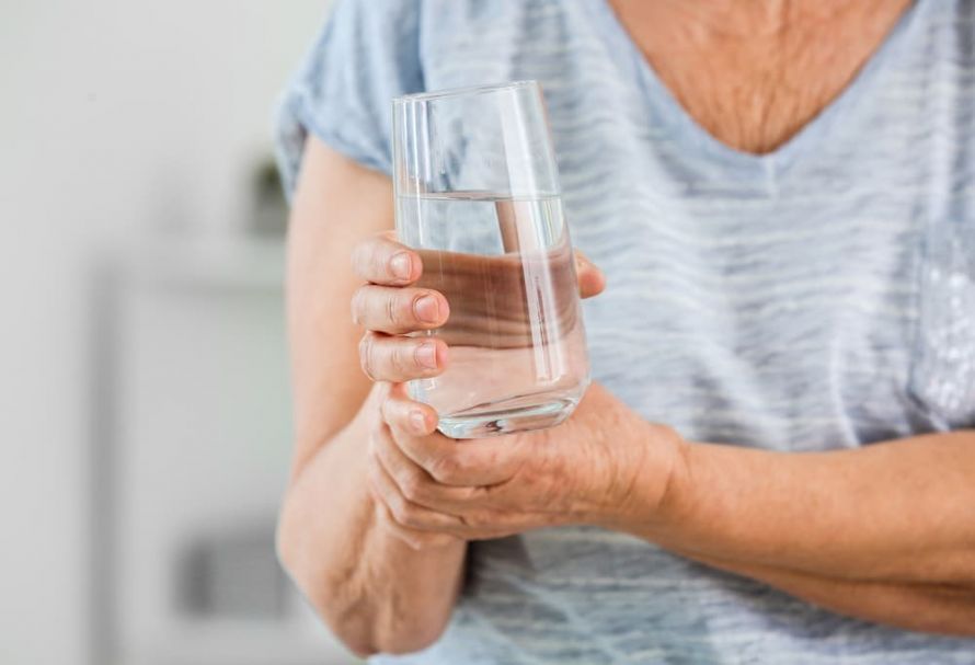 Typische Symptome von Morbus Parkinson sind Zittern (Tremor).