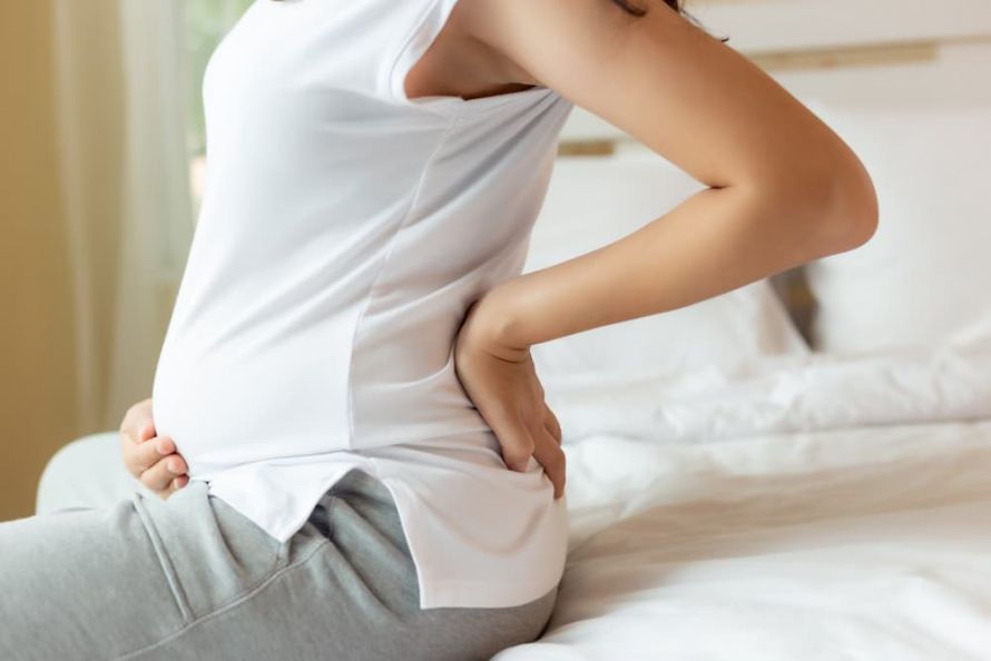 Schwangere Frau mit Rückenschmerzen Pregnant woman with back pain