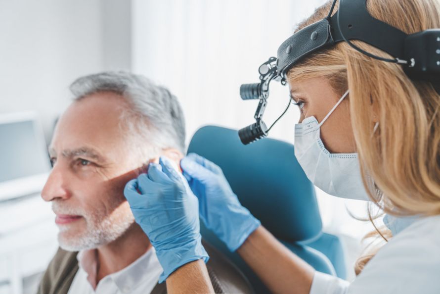 HNO-Ärztin untersucht Patienten HNO-Ärztin untersucht Patienten