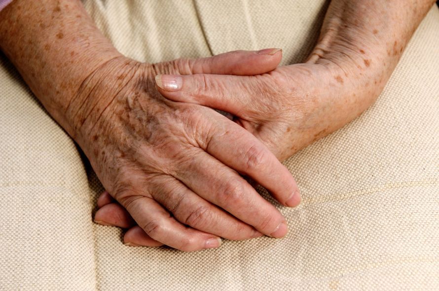 Hände einer Seniorin Τα χέρια μιας ηλικιωμένης γυναίκας