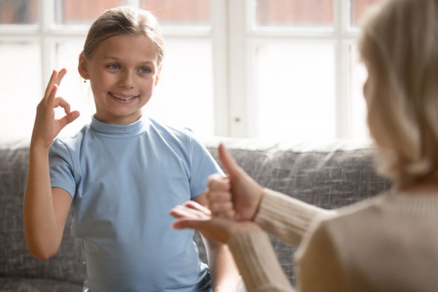 Mädchen lernt die Gebärdensprache Girl Learns Sign Language