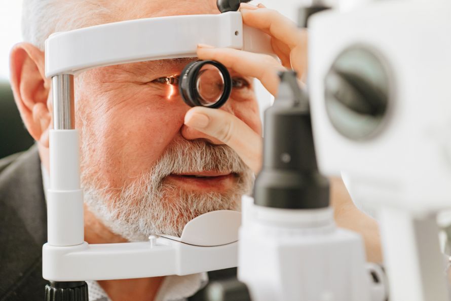 Untersuchung mit der Spaltlampe Examination with a slit lamp