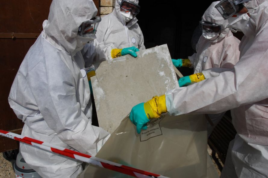 Arbeit mit Asbest Working with Asbestos