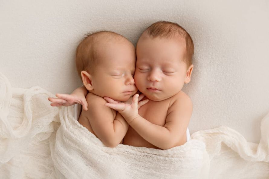 Neugeborene Zwillingsbuben. Newborn twin boys.