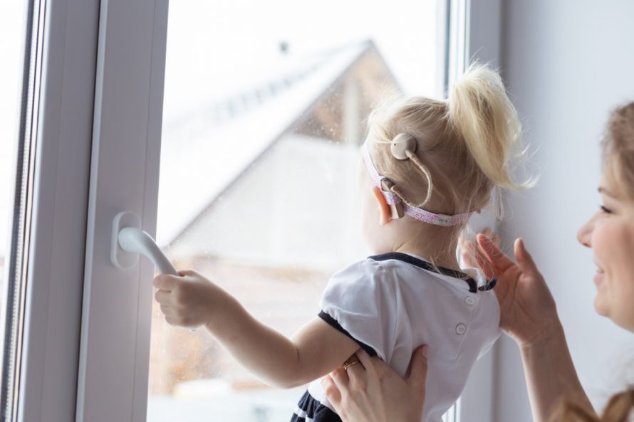 Cochlea-Implantat bei einem Kleinkind A Cochlear Implant in a Toddler