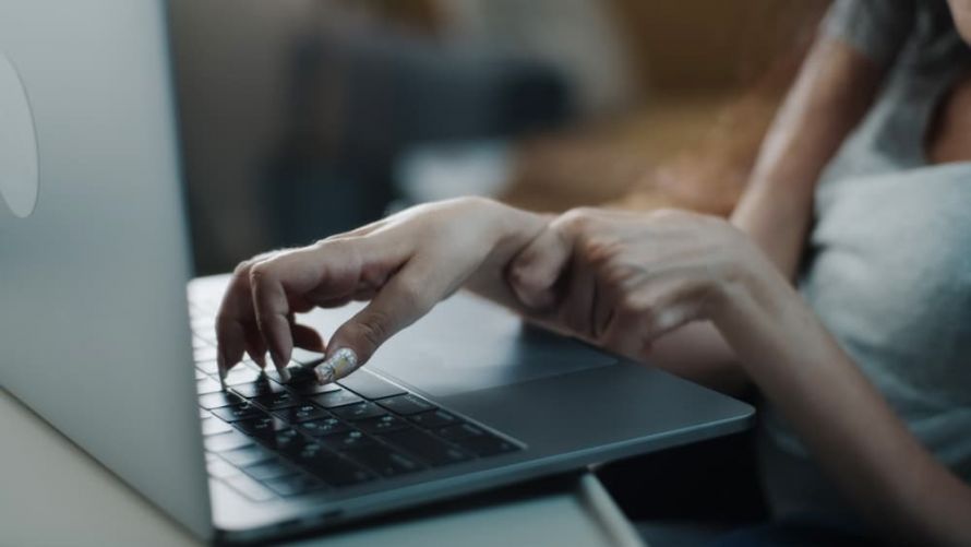 Ασθενής με SMA μπροστά από το πληκτρολόγιο ενός φορητού υπολογιστή