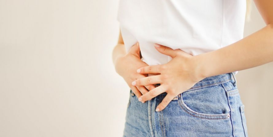 Frau hält sich den Bauch Frau hält sich den Bauch