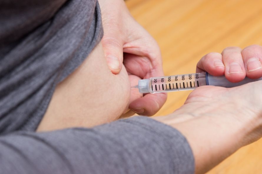 Insulin spritzen bei Diabetes Χορήγηση ινσουλίνης με ένεση σε περίπτωση διαβήτη