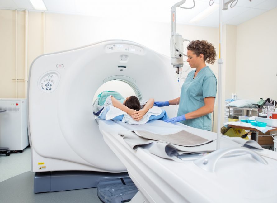 Frau beim Herz-CT