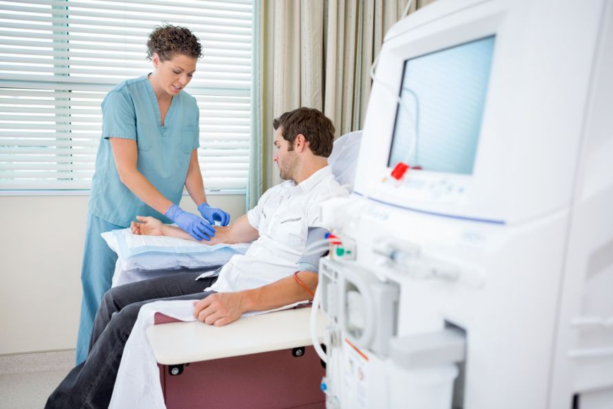 Mann bei der Dialyse