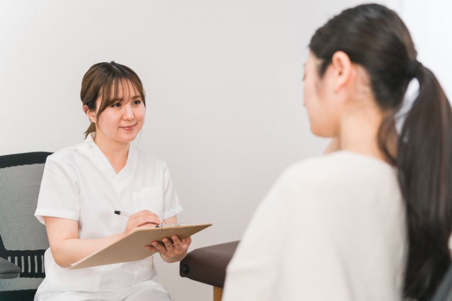 Junge Ärztin führt Anamnese bei Patientin durch Junge Ärztin führt Anamnese bei Patientin durch