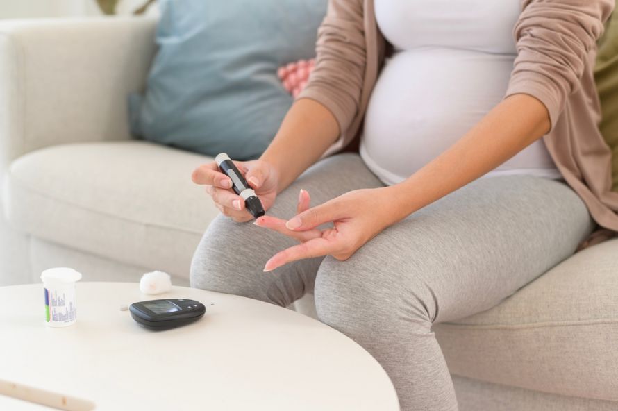 Frau mit Schwangerschaftsdiabetes bei Blutzuckermessung
