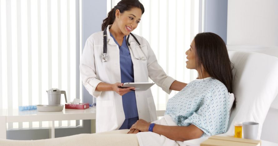 Patientin und Ärztin im Krankenhaus Patientin und Ärztin im Krankenhaus