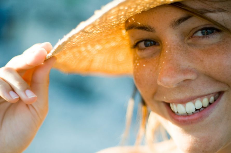Frau mit Sonnenhut Γυναίκα με καπέλο για τον ήλιο