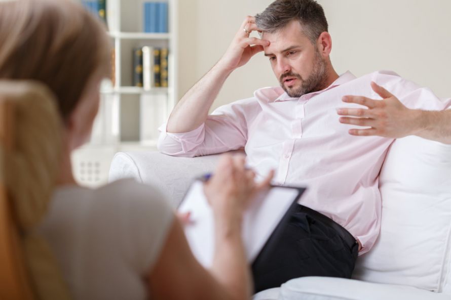 Depressiver Mann in Psychotherapie Άνδρας με κατάθλιψη που παρακολουθεί ψυχοθεραπεία