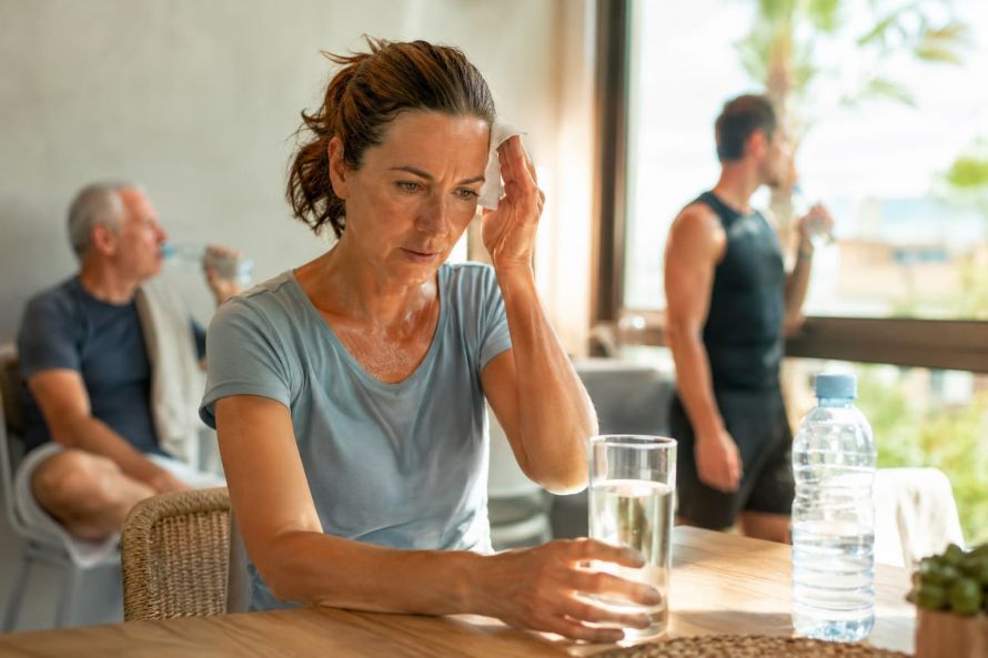 Dehydrierung erkennen und warum zu wenig Trinken den Körper belastet. Recognizing Dehydration and Why Not Drinking Enough Strains the Body.