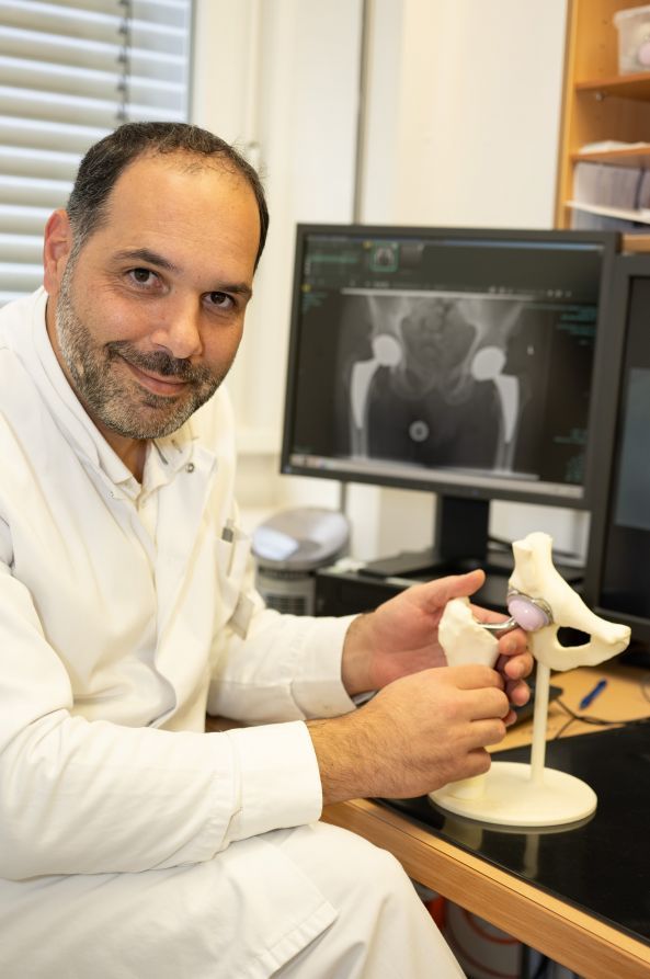 Foto Dr. Toumasis mit Hüft-TEP Foto Dr. Toumasis mit Hüft-TEP