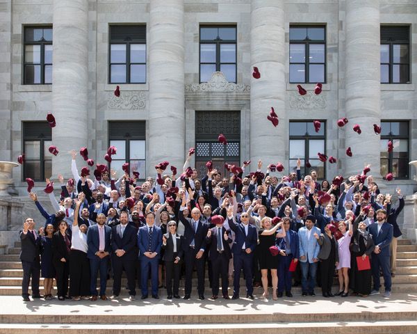 Foto Final ceremony group photo hats 2