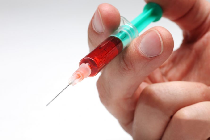 Kanüle mit Blut Cannula with blood