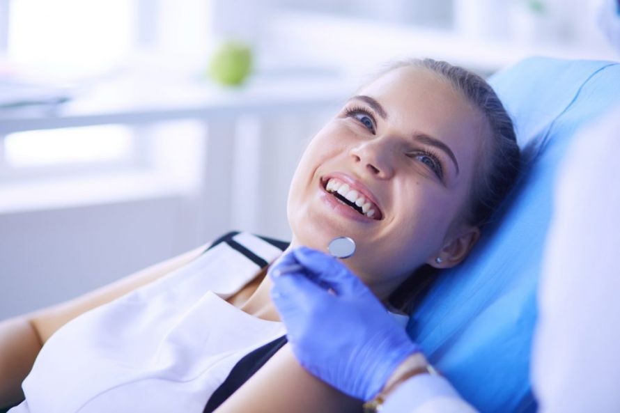 Patientin beim Zahnarzt Patientin beim Zahnarzt