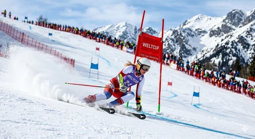 Ski racer