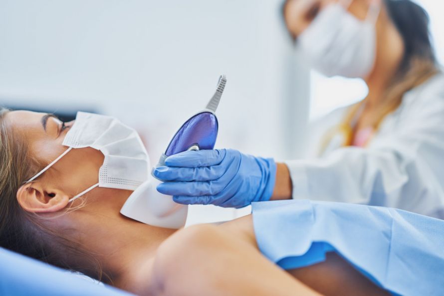 Hashimoto Zur Diagnose von Hashimoto erfolgt eine Untersuchung der Schilddrüse mit Ultraschall.