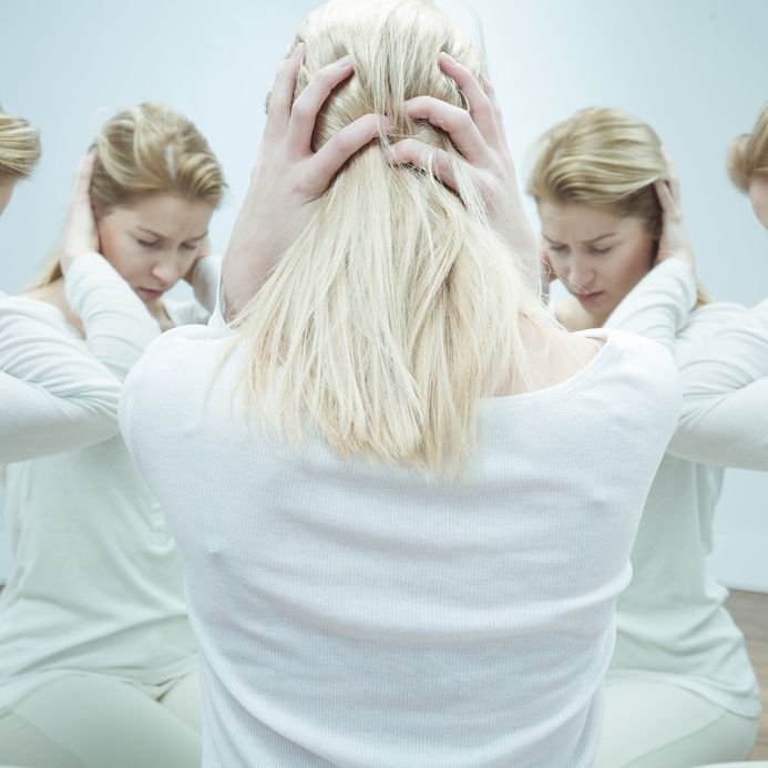 Schizophrenie geht unter anderem mit Halluzinationen und Denkstörungen einher.