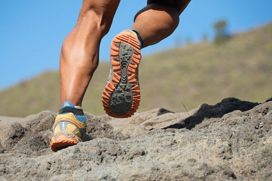 Eine Schleimbeutelentzündung am Fuß kann sportliche Überlastung und drückende Schuhe entstehen.