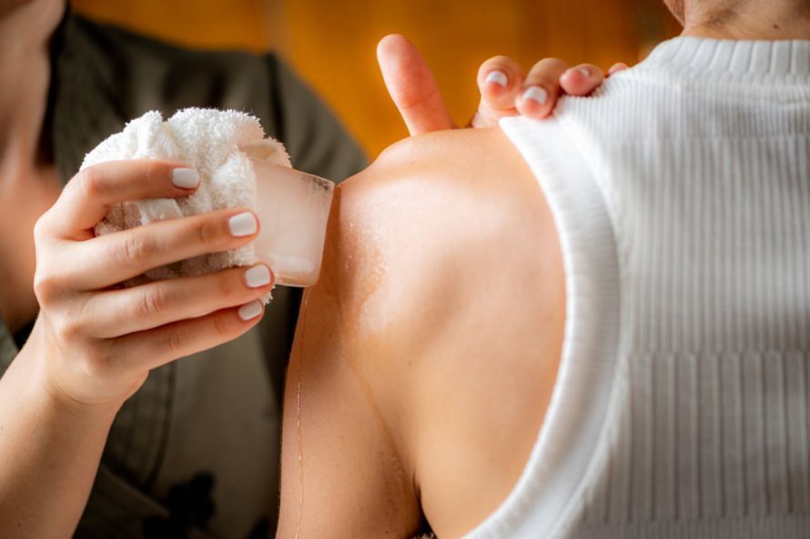 Schleimbeutelentzündung Schulter Cooling helps relieve pain caused by bursitis of the shoulder.