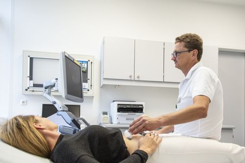 Dr. Amann beim Ultraschall