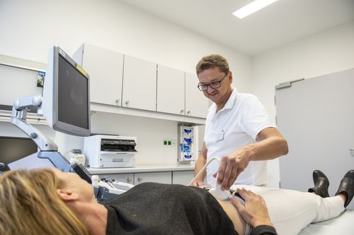 Dr. Amann beim Ultraschall2