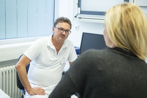Dr. Amann im Patientengespräch